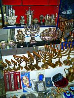 Еврейские меноры на... арабском базаре.